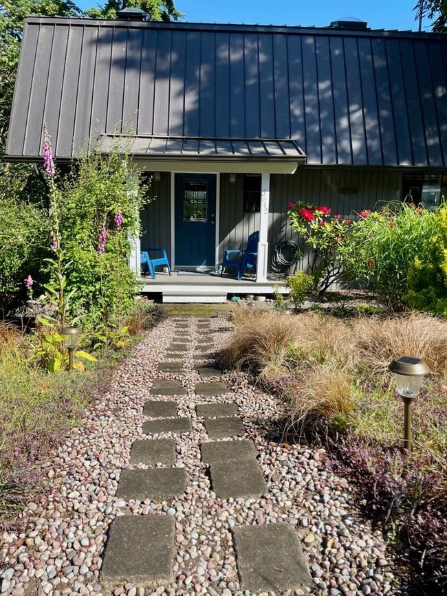 Building Photo - Gorgeous Custom Home!  Pet friendly and La...