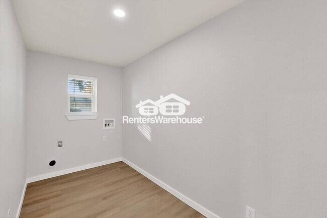 Building Photo - Completely Refreshed NRH Home Move IN Ready.