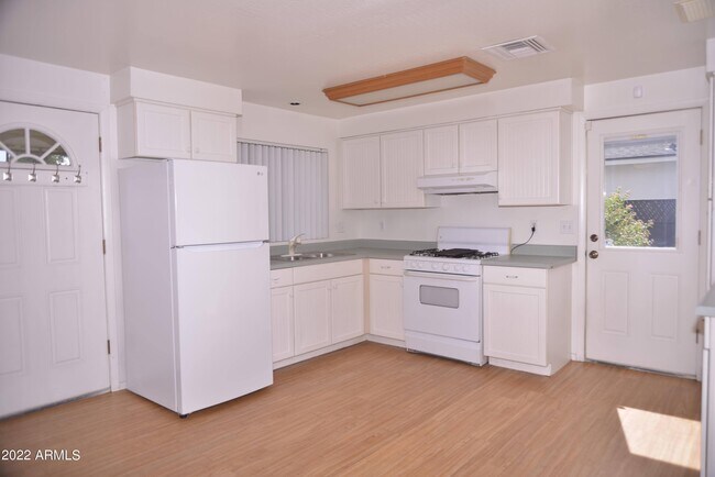 Building Photo - 5650 N 10th St