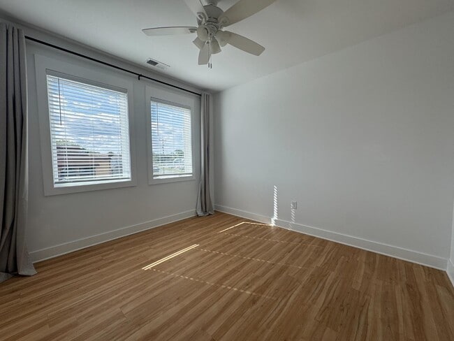 Building Photo - 120 N Lake Park Blvd