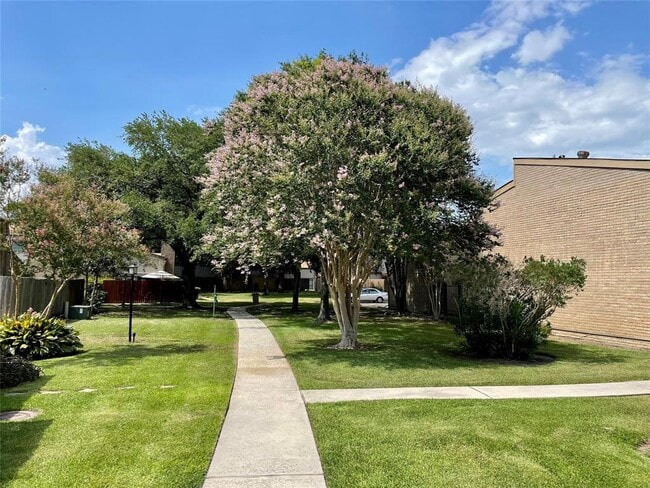 Building Photo - 880 Tully St