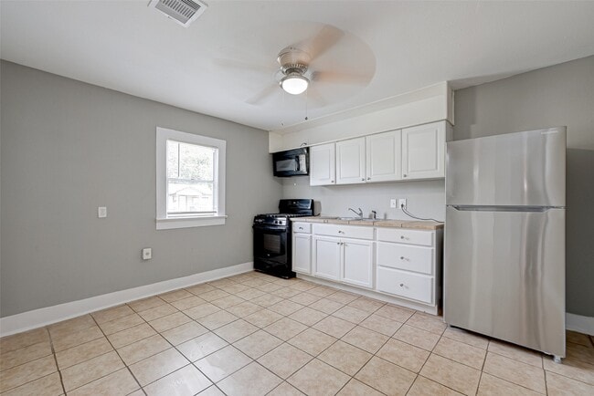 Building Photo - 1101 Elm Unit A St