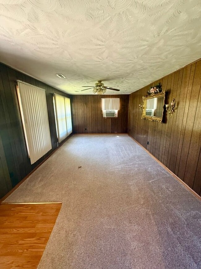 Building Photo - 3 Bedroom 1 Full Bath 2 Half bath Brick house for Rent