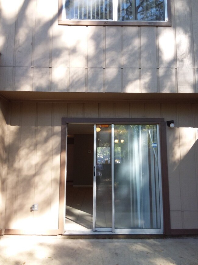 Building Photo - Lexington Square Townhome