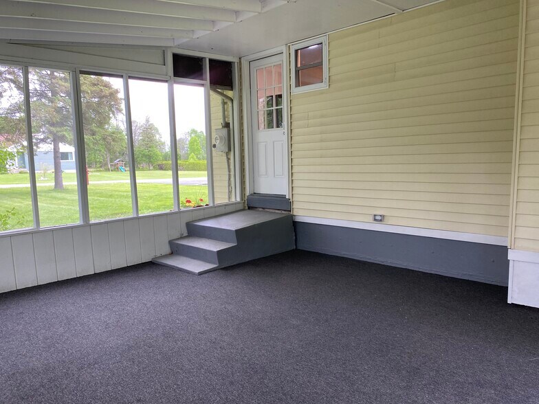 Screened Porch - 13 Hobbs Rd