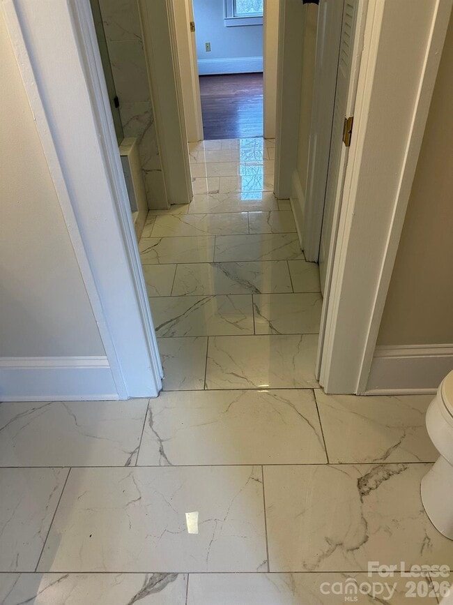 Building Photo - 407 W 9th St