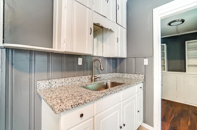 Building Photo - Spacious Three Bedroom in Dayton!