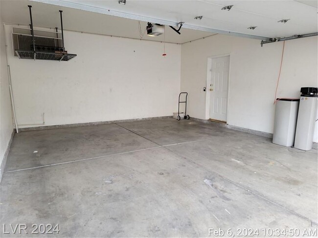 Building Photo - GATED SOUTHPARK CONDOS W/ATTACHED 2 CAR GA...