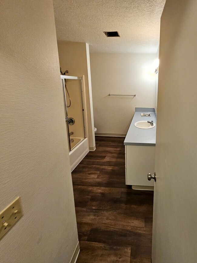 Building Photo - 506 NE Dallas Ct