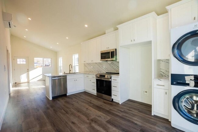 Building Photo - 3259 Cole Ave