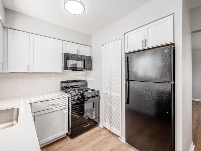 Building Photo - 620 Riverview Dr