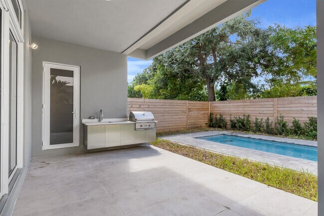 Building Photo - This beautiful new townhome  or rentoffers...