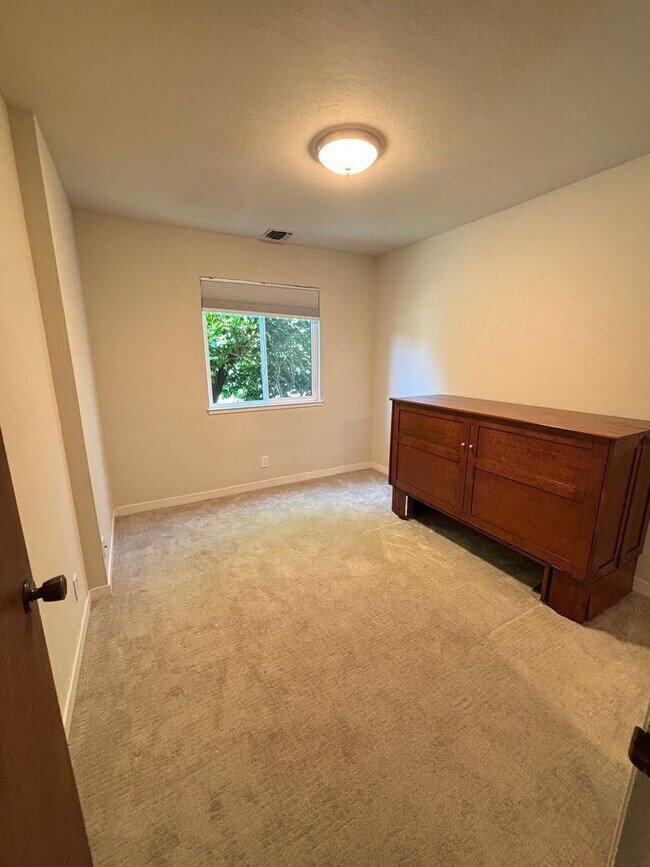 Building Photo - STUNNING NEWLY REMODELED CONDO WITH POOL &...