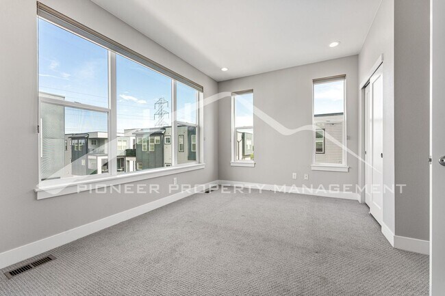 Building Photo - Fantastic Townhome with Central AC and 2 Car Garage!