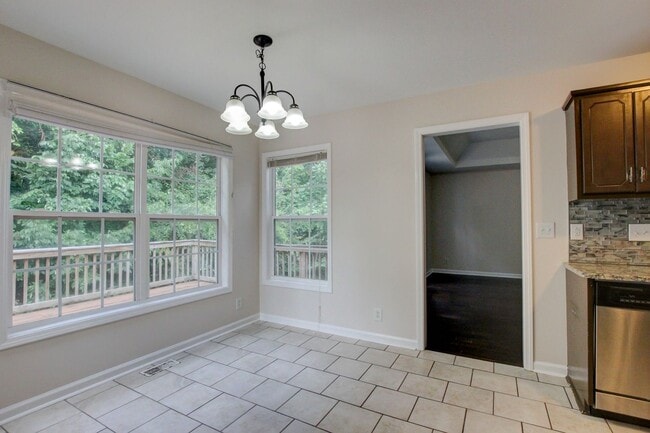 Building Photo - 3 bed 2 bath w sweet basement.  Go