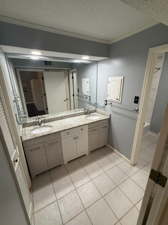 Building Photo - Fantastic Centrally Located Condo