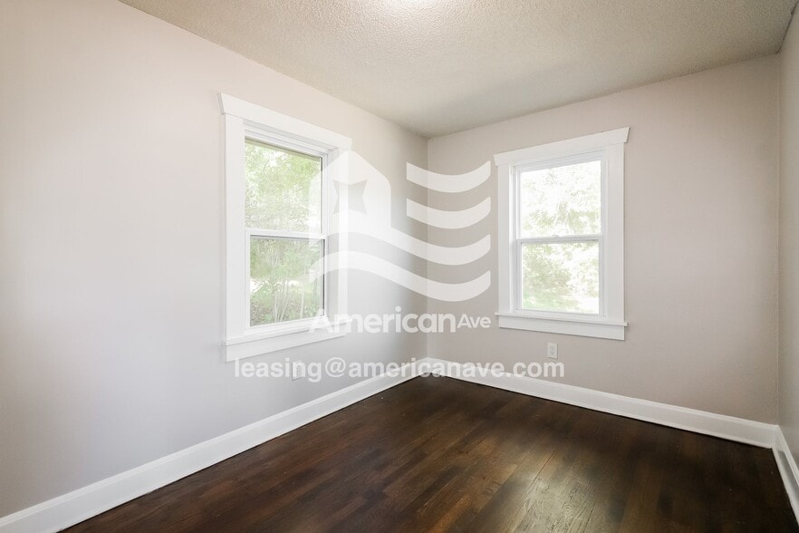 Building Photo - 1022 E 83rd Terrace