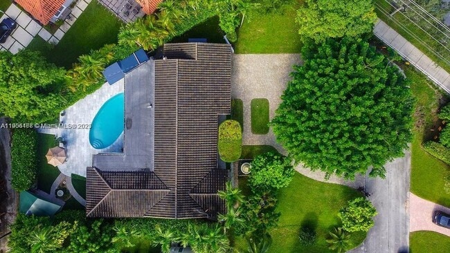 Building Photo - 1110 NE 100th St