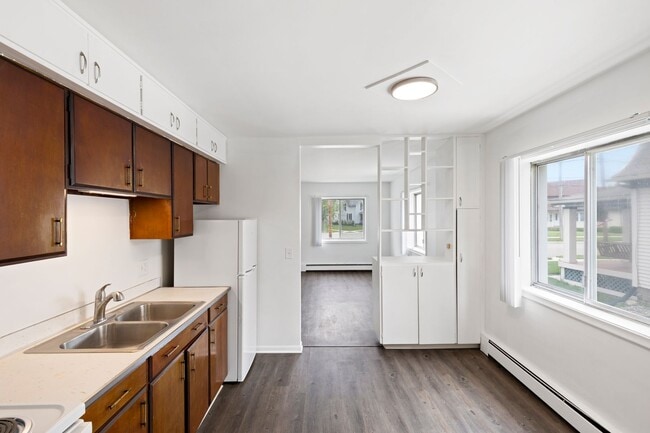 Interior Photo - Colonial Manor (GL62,LLC)