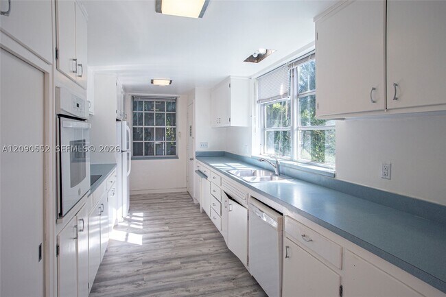 Building Photo - 2805 Segovia St