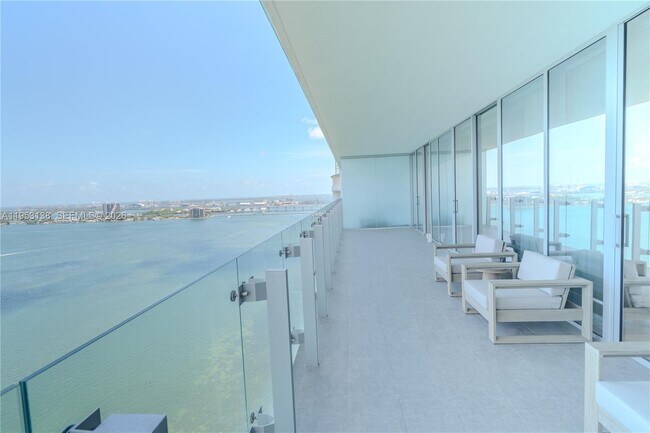 Building Photo - 700 NE 26th Terrace