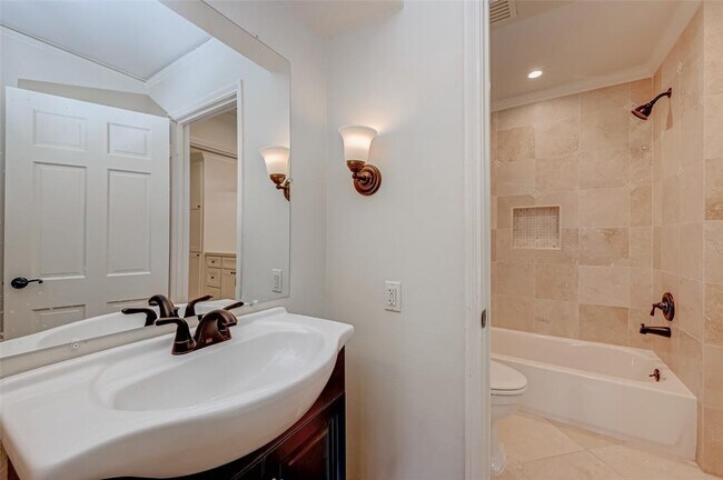 Building Photo - 12419 Huntingwick Dr