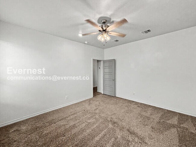 Building Photo - Limited Time Special Offer / 4 Bed, 2 Bath Home with Garage / Pet-Friendly / Vouchers Accepted / ...