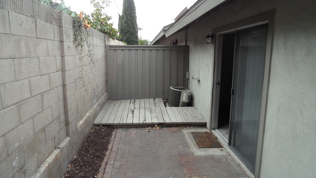 Building Photo - Ground Level 2BR 2BA in Park Tustin Commun...