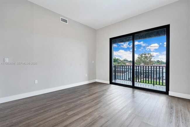 Building Photo - 444 E 16th St