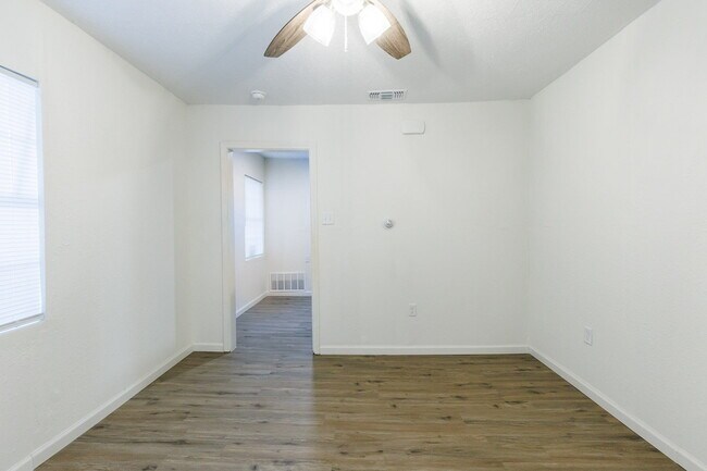 Building Photo - Recently Remodeled Duplex with Modern Touches and a Private Backyard!!