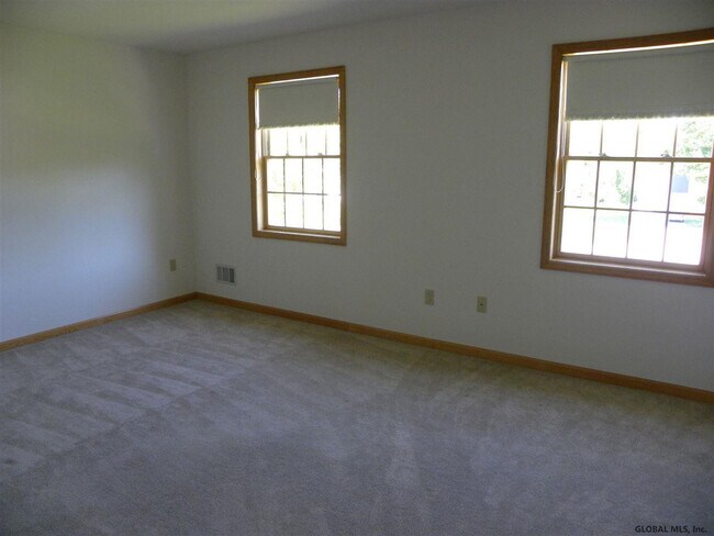 Building Photo - 8 Red Maple Ln