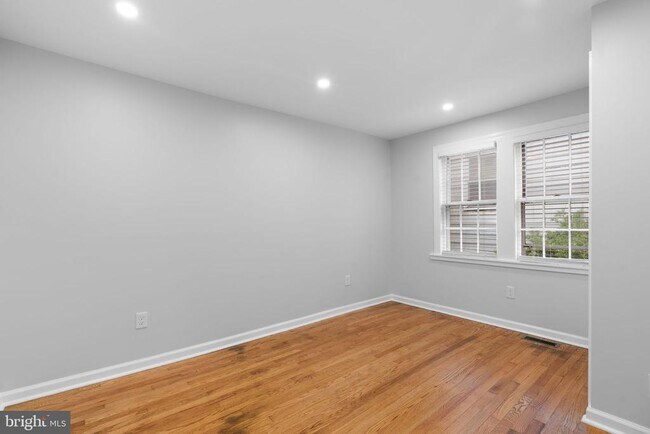 Building Photo - 715 Anderson Ave