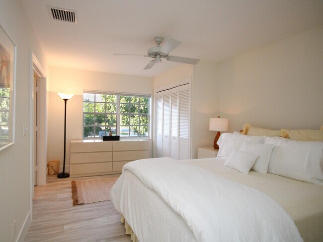 Building Photo - 11877 Pebblewood Dr