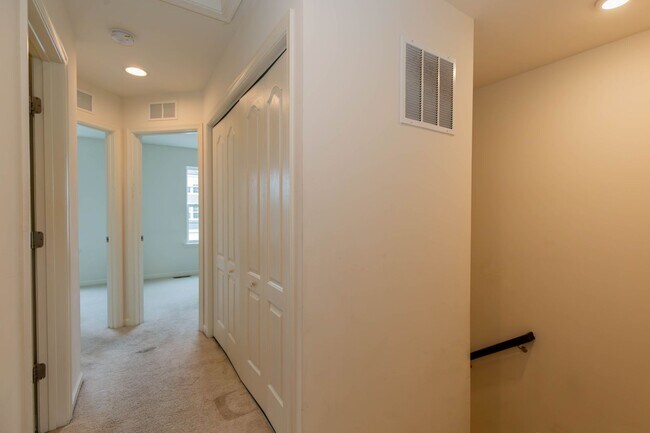 Building Photo - 3 Bed, 2.5 Bath, Townhome in Ranson, WV