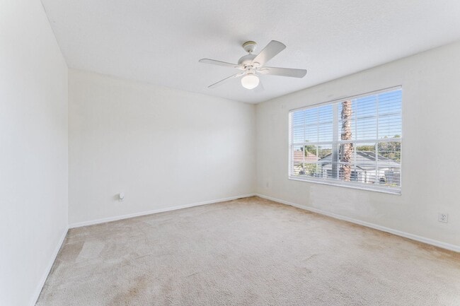 Building Photo - Large 6 Bedroom Rental in Gated Avalon Lakes Available Now!