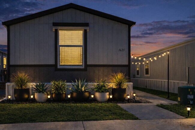 Building Photo - 1615 Sidewinder Dr