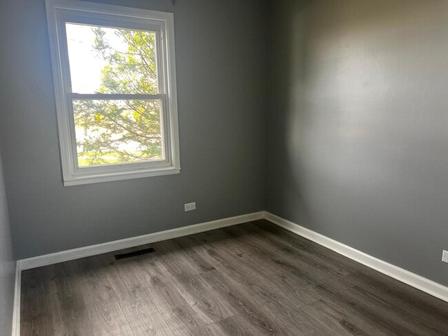 Building Photo - 717 E Clarendon Dr