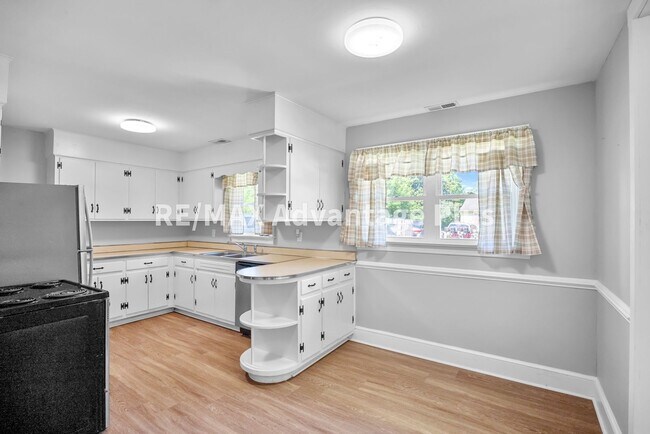 Building Photo - 1508 Noblin Dr
