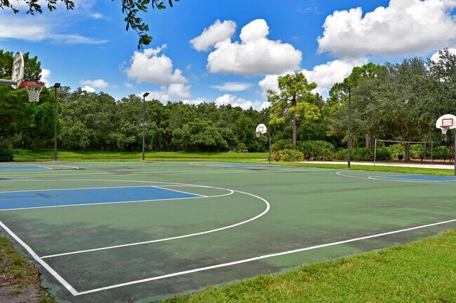 Building Photo - Impeccably Maintained Home in Summerfield Village - Lakewood Ranch!