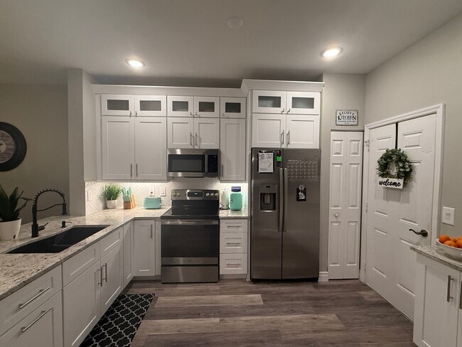 Building Photo - 3636 Pine Oak Cir