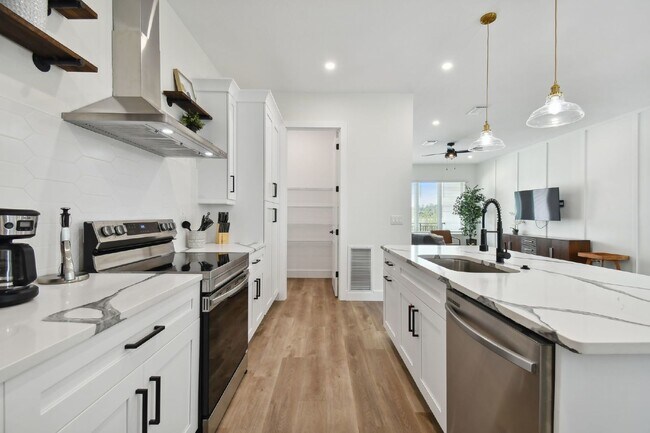 Building Photo - Luxurious 3 Bedroom Condo with Spacious Layout and Prime Location in Tampa, FL!