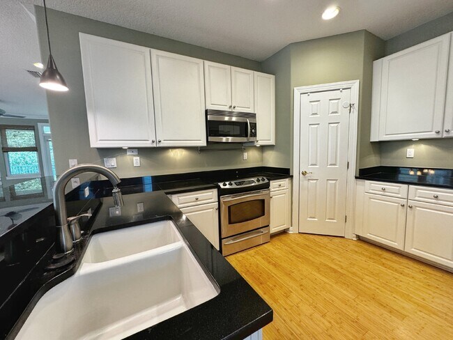 Building Photo - Spacious two-story island townhome in gate...