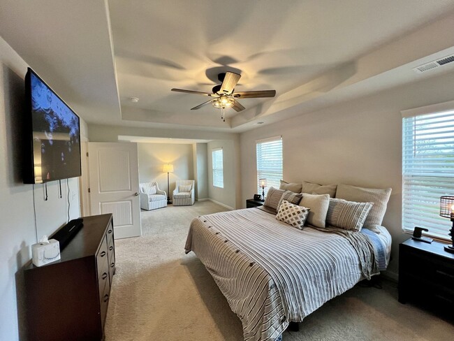 Building Photo - FOR LEASE: END UNIT TOWNHOME LOCATED IN LE...