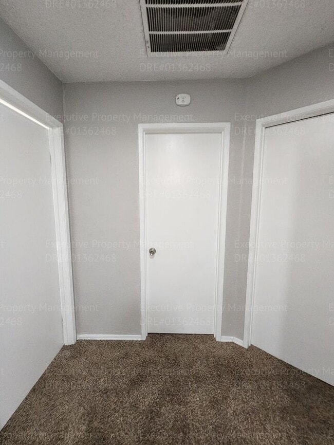 Building Photo - Charming 3 bedrooms/ 2.5 bathroom home.