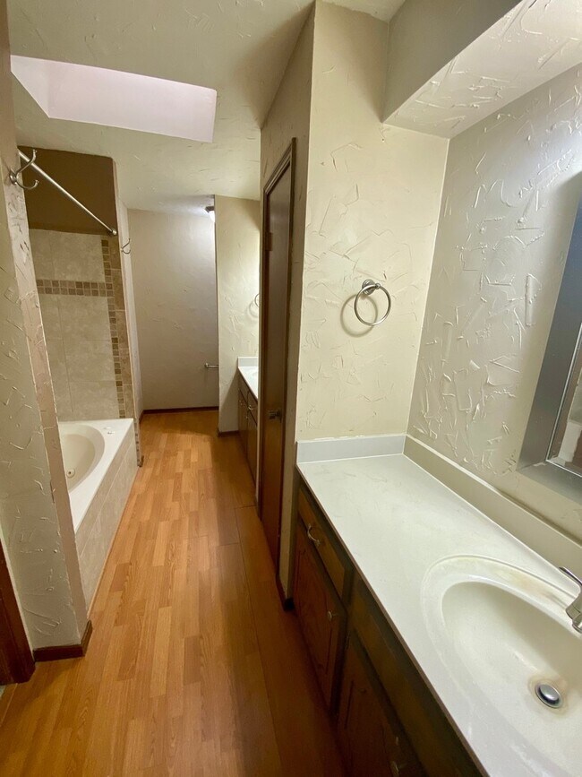 Building Photo - Storm Shelter! 3 bed 2 bath 2 car garage h...