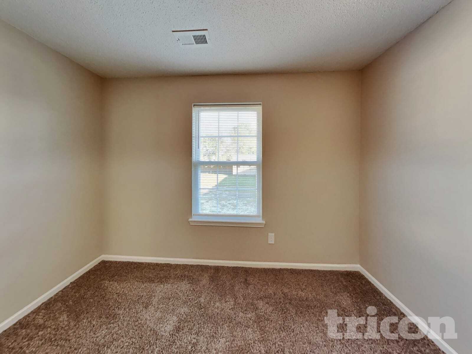 Building Photo - 2220 Lakecrest Dr