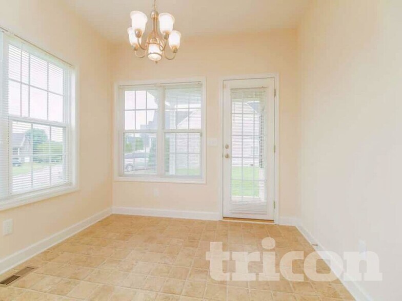 Building Photo - 1015 Golf View Way