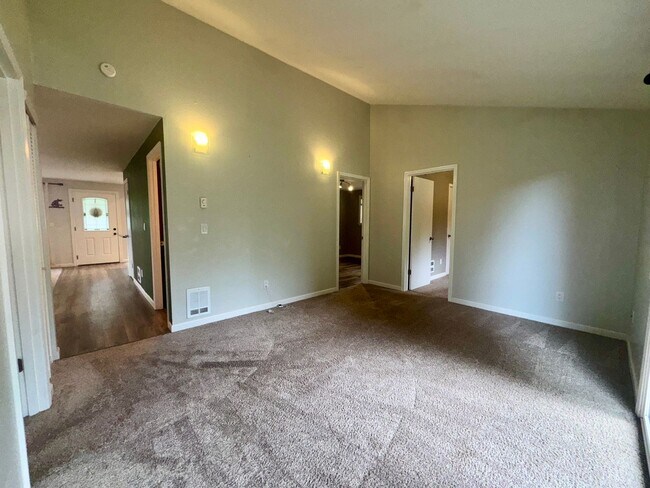 Building Photo - 2 Week Move In Special - 3 Bedroom, 2 Bath...