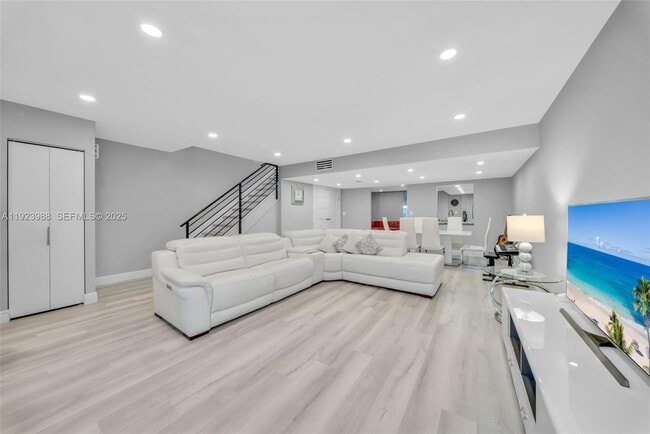 Building Photo - 707 NE 27th Ave