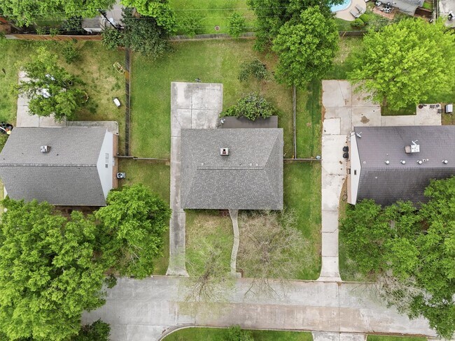 Building Photo - 8115 Theisswood Rd